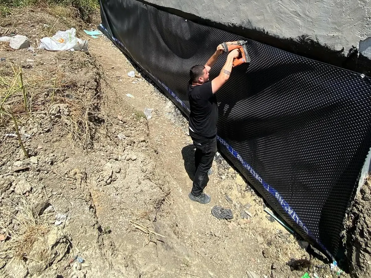 Perde beton yüzeyine su yalıtım membranı uygulanırken